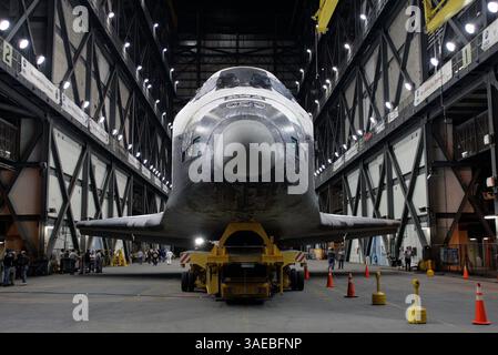 27 avril 2005 ; Cape Canaveral, Floride, États-Unis ; FICHIER PHOTO ; Discovery sera soulevé verticalement jusqu'au sommet du bâtiment, puis tourné, abaissé et attaché aux propulseurs de fusée solide et au réservoir de carburant externe. La NASA a franchi une étape importante dans sa quête de deux ans pour remettre la flotte de navettes en vol. Le lancement de la navette Discovery est prévu au plus tôt le 15 mai 2005. PHOTO DU DOSSIER : 29 mars 2005. La navette spatiale Discovery est déployée pour être glissée dans son élingue dans le bâtiment d'assemblage de véhicules du Kennedy Space Center à Cape Canaveral, en Floride. (Image de crédit : Winston Luzier/ZUMAPRES Banque D'Images