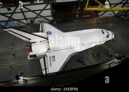 27 avril 2005 ; Cape Canaveral, Floride, États-Unis ; FICHIER PHOTO ; Discovery sera soulevé verticalement jusqu'au sommet du bâtiment, puis tourné, abaissé et attaché aux propulseurs de fusée solide et au réservoir de carburant externe. La NASA a franchi une étape importante dans sa quête de deux ans pour remettre la flotte de navettes en vol. Le lancement de la navette Discovery est prévu au plus tôt le 15 mai 2005. PHOTO DU DOSSIER : 29 mars 2005. La navette spatiale Discovery est déployée pour être glissée dans son élingue dans le bâtiment d'assemblage de véhicules du Kennedy Space Center à Cape Canaveral, en Floride. (Image de crédit : Winston Luzier/ZUMAPRES Banque D'Images