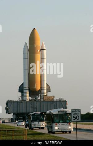 27 avril 2005 ; Cape Canaveral, Floride, États-Unis ; PHOTO DU DOSSIER : 6 avril 2005. Les employés de la NASA passent devant la navette spatiale Discovery qui se dirige vers la rampe de lancement 39B alors que le soleil couche au Kennedy Space Center à Cape Canaveral, en Floride. La navette spatiale entièrement Assemblée avec son réservoir externe et deux propulseurs de fusée solide est montée sur la plate-forme de lanceur mobile pour le voyage de quatre miles via le transporteur à chenilles jusqu'à la rampe de lancement 39B. Le lancement de la navette Discovery est prévu au plus tôt le 15 mai 2005. (Crédit image : Winston Luzier/ZUMAPRESS.com) Banque D'Images