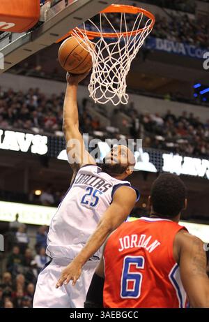 13 février 2012 - Dallas, TX, USA - le garde-tireur des Dallas Mavericks Vince carter (25 ans) dunque contre les Clippers de Los Angeles au cours de la première période. Au American Airlines Center à Dallas, Texas, le lundi 13 février 2012. (Crédit image : © Paul Moseley/Fort Worth Star-Telegram/MCT/ZUMAPRESS.com) Banque D'Images