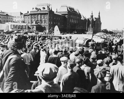19 décembre 2007 - Moscou, Union soviétique - DOSSIER : 1945. La fin de la seconde Guerre mondiale. Avion militaire fasciste sur la place Rouge à Moscou. JOSEPH STALINE (18 décembre 1878C 5 mars 1953), mieux connu sous son nom d'adoption, Joseph Staline ou Iosif Staline ; staline signifiant « fait d'acier », a été secrétaire général du Parti communiste du Comité central de l'Union soviétique de 1922 jusqu'à sa mort en 1953. Pendant ce temps, il établit le régime éponyme, le stalinisme. Bien que la position officielle de Staline ait eu à l'origine peu d'influence significative, son bureau étant nominalement l'un des nombreux comités centraux S. Banque D'Images