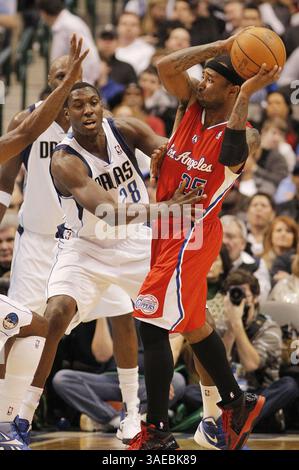 13 février 2012 - Dallas, TX, USA - le centre Dallas Mavericks Ian Mahinmi (28 ans) défend contre le meneur des Clippers de Los Angeles Mo Williams (25 ans) en 1ère mi-temps au American Airlines Center à Dallas, Texas, lundi 13 février 2012. Les Mavericks de Dallas ont battu les Clippers de Los Angeles, 96-92. (Crédit image : © Paul Moseley/Fort Worth Star-Telegram/MCT/ZUMAPRESS.com) Banque D'Images