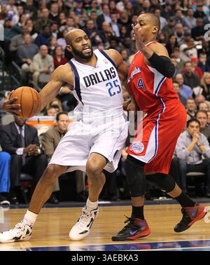 13 février 2012 - Dallas, TX, USA - le garde-chasse des Dallas Mavericks Vince carter (25 ans) affronte le garde des Clippers de Los Angeles Randy Foye (4 ans) lors de la première mi-temps au American Airlines Center à Dallas, Texas, lundi 13 février 2012. Les Mavericks de Dallas ont battu les Clippers de Los Angeles, 96-92. (Crédit image : © Paul Moseley/Fort Worth Star-Telegram/MCT/ZUMAPRESS.com) Banque D'Images
