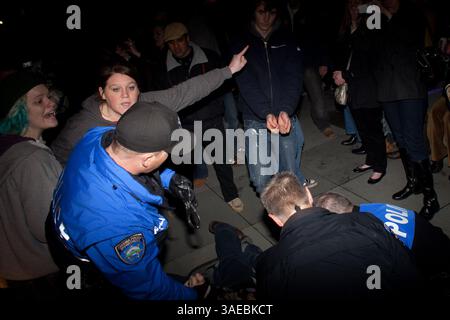 13 février 2012 - arrestation par la police de manifestants occupent Tacoma lors d'un rassemblement de campagne de Rick Santorum à Tacoma, Washington. Santorum s'est verbalement déchaîné avec les manifestants Occupy qui ont crié pendant son discours pendant près de 30 minutes, dont deux ont été arrêtés. (Crédit image : © David Ryder/ZUMAPRESS.com) Banque D'Images