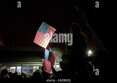13 février 2012 - des partisans de Rick Santorum sont vus avec des drapeaux lors d'un rassemblement Santorum à Tacoma, Washington. Santorum s'est verbalement déchaîné avec des manifestants Occupy qui ont crié pendant son discours pendant près de 30 minutes, dont deux ont été arrêtés par la police (crédit image : © David Ryder/ZUMAPRESS.com) Banque D'Images