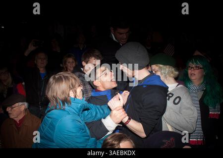 13 février 2012 - les partisans de Rick Santorum se disputent avec les manifestants d'Occupy Tacoma lors d'un rassemblement de la campagne de Santorum à Tacoma, Washington. Santorum s'est battu avec les manifestants Occupy qui ont crié pendant son discours pendant près de 30 minutes, dont deux ont été arrêtés par la police. (Crédit image : © David Ryder/ZUMAPRESS.com) Banque D'Images