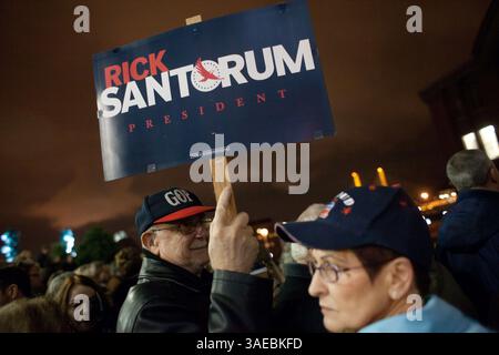 13 février 2012 - les partisans attendent que Rick Santorum prenne la parole lors d'un rassemblement pour le candidat à Tacoma, Washington. Santorum s'est verbalement déchaîné avec les manifestants Occupy qui ont crié pendant son discours pendant près de 30 minutes, dont deux ont été arrêtés par la police. (Crédit image : © David Ryder/ZUMAPRESS.com) Banque D'Images