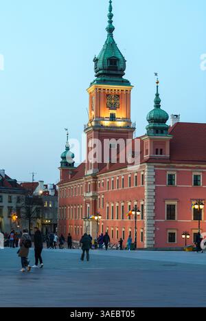 Vieille ville de Varsovie, château royal avec tour illuminée vue de la place du château juste après le coucher du soleil dans la lumière fraîche du soir. Banque D'Images