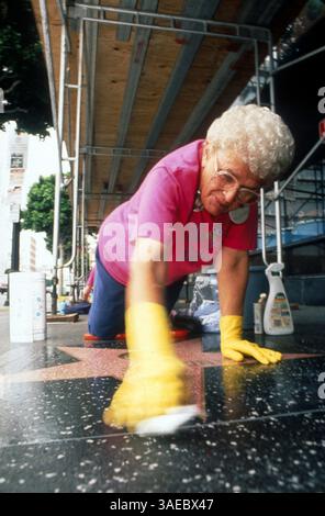 01 janv. 1995 ; Los Angeles, CA, États-Unis ; ROSE BITTER, l'un des volontaires dévorés qui se mettent sur les mains et les genoux pour polir les étoiles le long de Hollywood Boulevard. (Crédit image : Jason Murray/ZUMAPRESS.com) Banque D'Images
