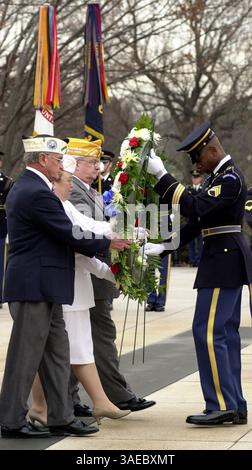 07 décembre 2001 ; Arlington, va, États-Unis ; (LtoR) JAY GROFF, survivant de Pearl Harbor, SUSAN SISLER, présidente nationale auxiliaire d'AMVETS et JOSEPH LIPOWSKI, commandant national d'AMVETS, sont assistés par le sergent d'état-major MARVIN KELLEY Jr. Pendant la cérémonie de dépôt de la couronne @ la tombe des inconnus au cimetière d'Arlington.. (Crédit image : Isaac Menashe/ZUMAPRESS.com) Banque D'Images
