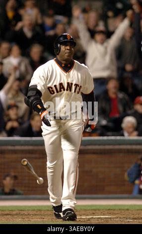 20 avril 2004 ; San Francisco, CA, États-Unis ; Barry Bonds, bâtonnet des Giants de San Francisco, regarde son 667e ballon homerun en carrière quitter SBC Park mardi 20 avril, et un 7e match consécutif homer en 4e manche contre les Padres de San Diego à San Francisco, en Californie. (Crédit image : San Mateo County Times/ZUMAPRESS.com) Banque D'Images