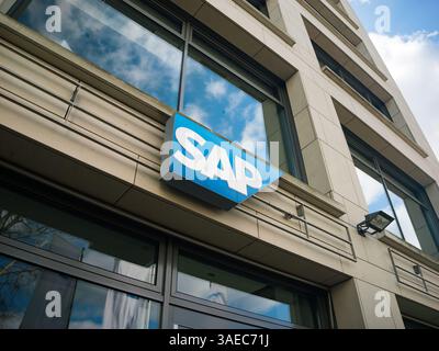 Logo SAP sur l'extérieur d'un immeuble de bureaux. Société allemande de logiciels et de technologies offrant des solutions d'entreprise. Banque D'Images