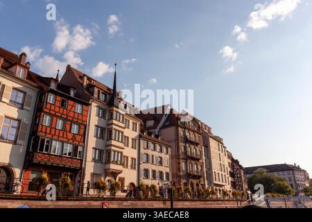 STRASBOURG, FRANCE - 19 SEPTEMBRE 2024 : une vue sur la rue à Strasbourg, France, avec un mélange de styles architecturaux Banque D'Images