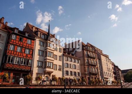 STRASBOURG, FRANCE - 19 SEPTEMBRE 2024 : une vue sur la rue à Strasbourg, France, avec un mélange de styles architecturaux Banque D'Images