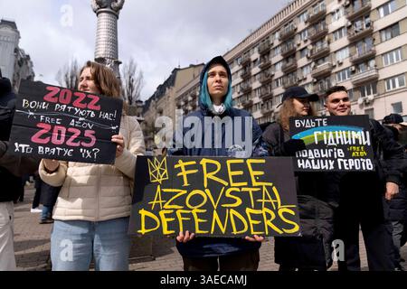 Gratuit Azovstal protestation de la famille et des amis des soldats qui sont détenus en captivité par la Russie. Les soldats se sont rendus à la Russie le 20 mai 2022 pour sauver des vies au fer d'Azovstal et voler les ouvrages de Marioupol. Certains ont été relâchés, beaucoup sont toujours détenus en captivité russe. Kiev Kiev ville Ukraine Banque D'Images