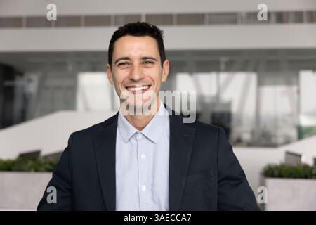 Vidéo prise de vue d'un homme d'affaires joyeux souriant à la caméra Banque D'Images