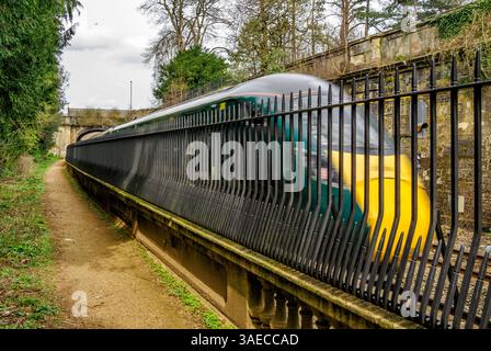Great Western Express train qui traverse la ville de Bath dans son élégante coupe bordée de pierres en direction de la station de spa de Bath - Somerset UK Banque D'Images