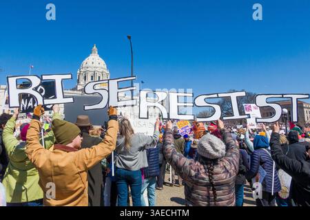 ST. PAUL, MN, USA 5 AVRIL 2025 : des individus non identifiés protestent contre Hands Off ! Rassemblement au Capitole de l'État du Minnesota. Banque D'Images