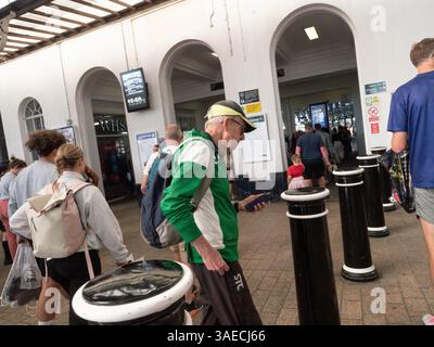 Foule dans les rues de Brighton, Angleterre, Royaume-Uni pour le marathon 2025 par une journée ensoleillée. Banque D'Images