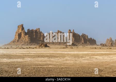 Djibouti, vue sur le lac Abbé avec ses formations rocheuses Banque D'Images