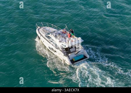 Miami, Floride, États-Unis - 4 janvier 2025 : vue aérienne d'un bateau à moteur de luxe naviguant dans le port de Miami. Banque D'Images