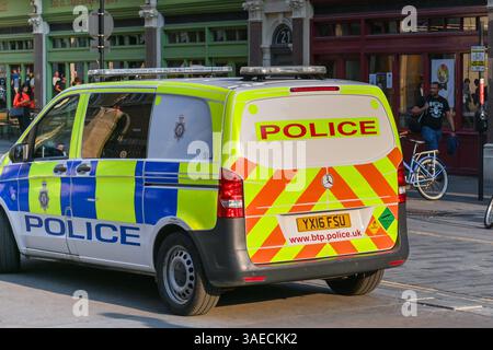 Londres, Angleterre, Royaume-Uni - 23 juin 2023 : fourgon Poiice utilisé par la police des transports britannique garé dans une rue à l'extérieur de la gare de Liverpool Street Banque D'Images