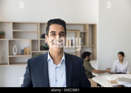 Portrait de tête heureux, homme d'affaires indien mature réussi des années 40 Banque D'Images