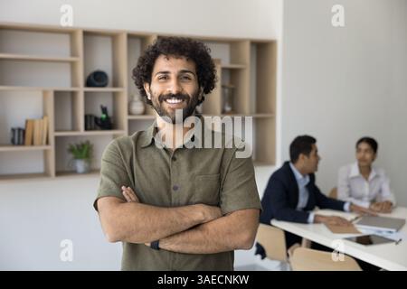 Homme d'affaires arabe en chemise décontractée posant dans la salle de conférence Banque D'Images