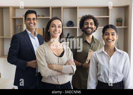 Des professionnels souriants, des membres de l'équipe d'entreprise regardant, posant pour la caméra Banque D'Images
