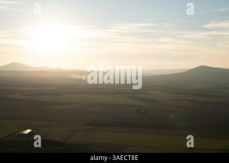 Coucher de soleil majestueux sur les plaines cultivées près des moulins à vent de Consuegra Banque D'Images