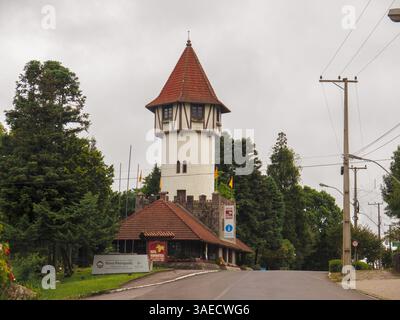 L'information touristique Tour en bois de style allemand dans la rue principale de Nova Petropolis, Serra Gaucha, Rio Grande do Sul, Brésil Banque D'Images