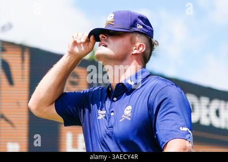 Doral, Floride, États-Unis. 6 avril 2025. Bryson DeChambeau, capitaine de Crushers GC, s’approche du 5e tee lors de la dernière manche du LIV Golf Miami au Trump National Doral. (Crédit image : © Debby Wong/ZUMA Press Wire) USAGE ÉDITORIAL SEULEMENT ! Non destiné à UN USAGE commercial ! Banque D'Images