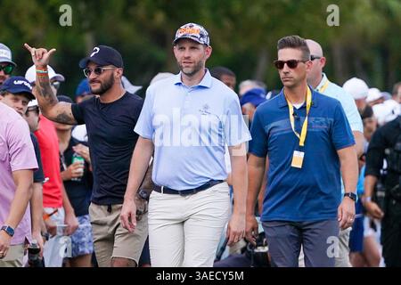 Doral, Floride, États-Unis. 6 avril 2025. Eric Trump (C) approche du premier tee avant la dernière manche du LIV Golf Miami au Trump National Doral. (Crédit image : © Debby Wong/ZUMA Press Wire) USAGE ÉDITORIAL SEULEMENT ! Non destiné à UN USAGE commercial ! Banque D'Images