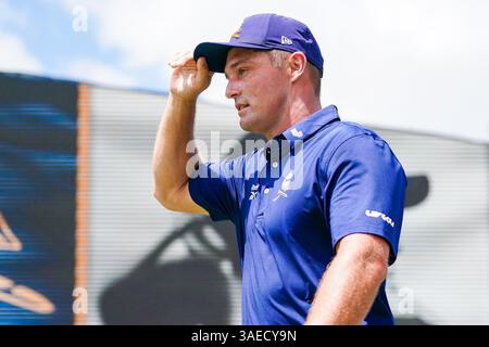 Doral, Floride, États-Unis. 6 avril 2025. Bryson DeChambeau, capitaine de Crushers GC, s’approche du 5e tee lors de la dernière manche du LIV Golf Miami au Trump National Doral. (Crédit image : © Debby Wong/ZUMA Press Wire) USAGE ÉDITORIAL SEULEMENT ! Non destiné à UN USAGE commercial ! Banque D'Images