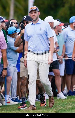 Doral, Floride, États-Unis. 6 avril 2025. Eric Trump (C) approche du premier tee avant la dernière manche du LIV Golf Miami au Trump National Doral. (Crédit image : © Debby Wong/ZUMA Press Wire) USAGE ÉDITORIAL SEULEMENT ! Non destiné à UN USAGE commercial ! Banque D'Images