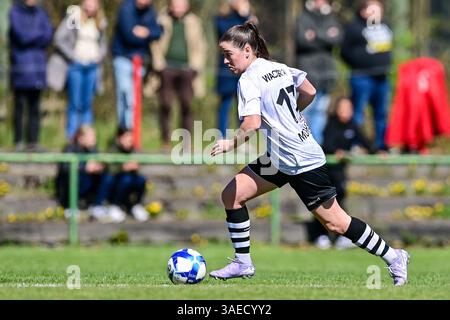 Andrea Joy Mosher (FFC Wacker, 17 ans) Am Ball, Freisteller, Einzelbild, Aktion, action, 06.04.2025, München (Deutschland), Fussball, Frauen Regionalliga Süd, FFC Wacker München - VfB Stuttgart Banque D'Images