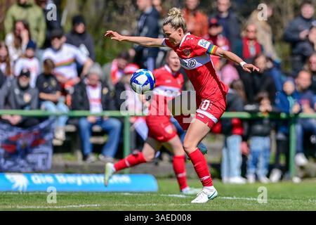 Jana Beuschlein (Stuttgart, 20) Am Ball, 06.04.2025, München (Deutschland), Fussball, Frauen Regionalliga Süd, FFC Wacker München - VfB Stuttgart Banque D'Images