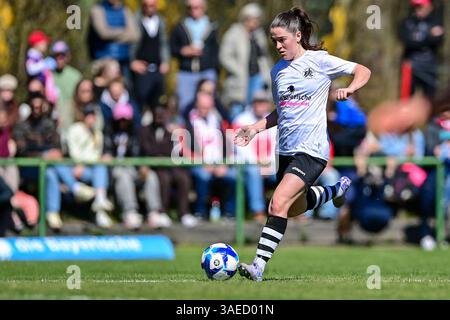 Andrea Joy Mosher (FFC Wacker, 17 ans) Am Ball, Freisteller, Einzelbild, Aktion, action, 06.04.2025, München (Deutschland), Fussball, Frauen Regionalliga Süd, FFC Wacker München - VfB Stuttgart Banque D'Images