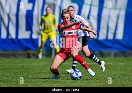 Jana Beuschlein (Stuttgart, 20) Am Ball, 06.04.2025, München (Deutschland), Fussball, Frauen Regionalliga Süd, FFC Wacker München - VfB Stuttgart Banque D'Images