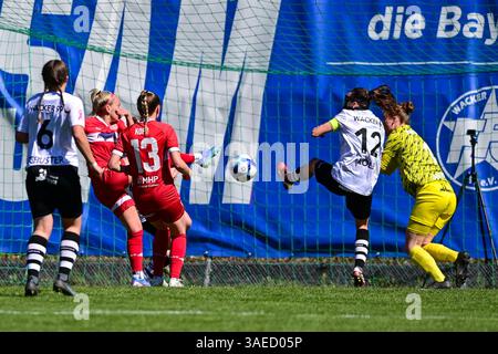 Torraumszene : v.Li. : Jana Schuster (FFC Wacker, 6) Mandy Islacker (Stuttgart, 7) mit Torschuss, Leonie Kopp (Stuttgart, 13) Sonja Kolb (FFC Wacker, 12) Sofia Anton (Torwart, FFC Wacker, 1), 06.04.2025, München (Deutschland), Fussball, Frauen Regionalliga Süd, FFC Wacker München - VfB Stuttgart Banque D'Images