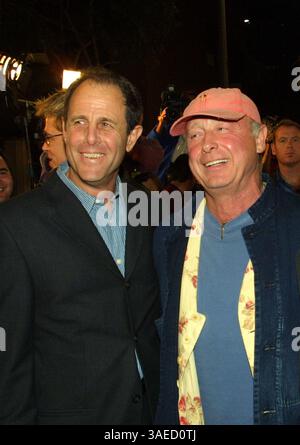 19 novembre 2001 ; Los Angeles, CA, États-Unis ; producteur MARC ABRAHAM & réalisateur TONY SCOTT @ la première de LA de 'Spy Game.'. (Crédit image : Robert Millard/ZUMAPRESS.com) Banque D'Images