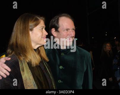 18 décembre 2001 ; Los Angeles, CA, États-Unis ; compositeur HANS ZIMMER & Wife SUZANNE @ LA première de Black Hawk Down. (Crédit image : Robert Millard/ZUMAPRESS.com) Banque D'Images