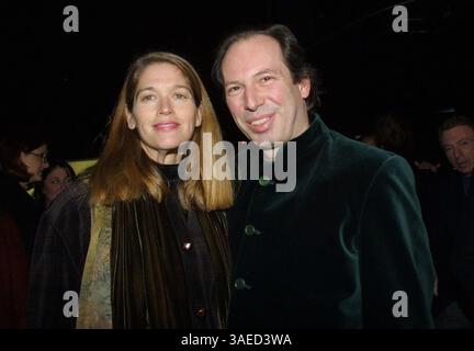 18 décembre 2001 ; Los Angeles, CA, États-Unis ; compositeur HANS ZIMMER & Wife SUZANNE @ LA première de Black Hawk Down. (Crédit image : Robert Millard/ZUMAPRESS.com) Banque D'Images
