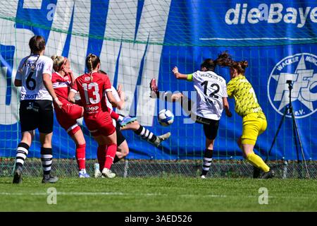 Torraumszene : v.Li. : Jana Schuster (FFC Wacker, 6) Mandy Islacker (Stuttgart, 7) mit Torschuss, Leonie Kopp (Stuttgart, 13) Irini Gkasimpagiazova (FFC Wacker, 21) klärte den Ball auf der Linie, Sonja Kolb (FFC Wacker, 12) Sofia Anton (Torwart, FFC Wacker, 1), 06.04.2025, München (Deutschland) Fussball, Frauen Regionalliga Süd, FFC Wacker München - VfB Stuttgart Banque D'Images