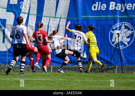 Torraumszene : v.Li. : Jana Schuster (FFC Wacker, 6) Mandy Islacker (Stuttgart, 7) mit Torschuss, Leonie Kopp (Stuttgart, 13) Irini Gkasimpagiazova (FFC Wacker, 21) klärte den Ball auf der Linie, Sonja Kolb (FFC Wacker, 12) Sofia Anton (Torwart, FFC Wacker, 1), 06.04.2025, München (Deutschland) Fussball, Frauen Regionalliga Süd, FFC Wacker München - VfB Stuttgart Banque D'Images