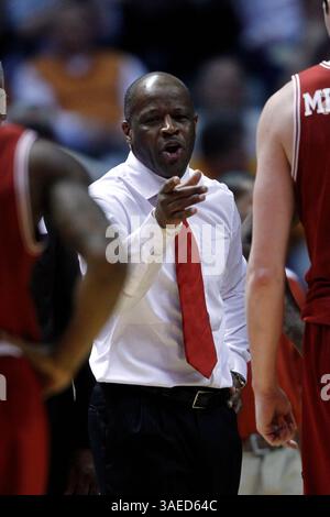 15 février 2012 : Mike Anderson, entraîneur-chef de l'Arkansas, lors de la deuxième moitié d'un match de basket-ball de la NCAA entre les volontaires du Tennessee et les Razorbacks de l'Arkansas au Thompson-Boling Arena à Knoxville TN. (CAL Sport Media/TplSports.com)(Credit image : © Tplsports. COM/Cal Sport Media/ZUMAPRESS.com) Banque D'Images