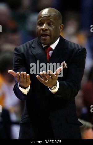 15 février 2012 : l'entraîneur-chef de l'Arkansas Mike Anderson lors de la première moitié d'un match de basket-ball de la NCAA entre les volontaires du Tennessee et les Razorbacks de l'Arkansas au Thompson-Boling Arena à Knoxville TN. (CAL Sport Media/TplSports.com)(Credit image : © Tplsports. COM/Cal Sport Media/ZUMAPRESS.com) Banque D'Images