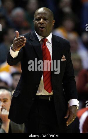 15 février 2012 : l'entraîneur-chef de l'Arkansas Mike Anderson en action pendant la première moitié d'un match de basket-ball de la NCAA entre les volontaires du Tennessee et les Razorbacks de l'Arkansas au Thompson-Boling Arena à Knoxville TN. (CAL Sport Media/TplSports.com)(Credit image : © Tplsports. COM/Cal Sport Media/ZUMAPRESS.com) Banque D'Images