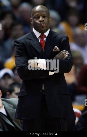 15 février 2012 : l'entraîneur-chef de l'Arkansas Mike Anderson en action pendant la première moitié d'un match de basket-ball de la NCAA entre les volontaires du Tennessee et les Razorbacks de l'Arkansas au Thompson-Boling Arena à Knoxville TN. (CAL Sport Media/TplSports.com)(Credit image : © Tplsports. COM/Cal Sport Media/ZUMAPRESS.com) Banque D'Images