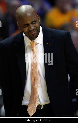 15 février 2012 : l'entraîneur-chef du Tennessee Cuonzo Martin lors de la première moitié d'un match de basket-ball de la NCAA entre les volontaires du Tennessee et les Razorbacks de l'Arkansas au Thompson-Boling Arena à Knoxville TN. (CAL Sport Media/TplSports.com)(Credit image : © Tplsports. COM/Cal Sport Media/ZUMAPRESS.com) Banque D'Images